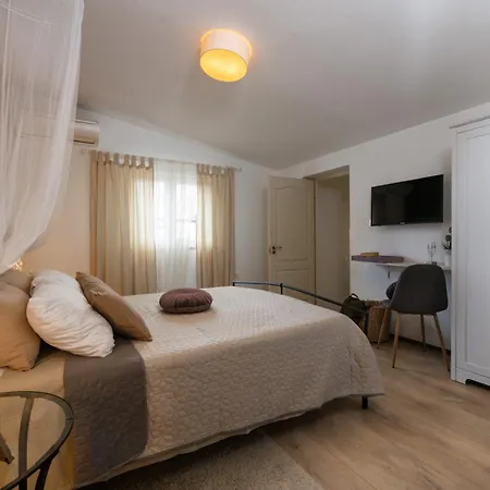 Laura Near Pula For 8 People - Pet Friendly With Children Playground *