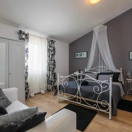 Laura Near Pula For 8 People - Pet Friendly With Children Playground