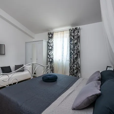 Villa Laura Near Pula For 8 People - Pet Friendly With Children Playground